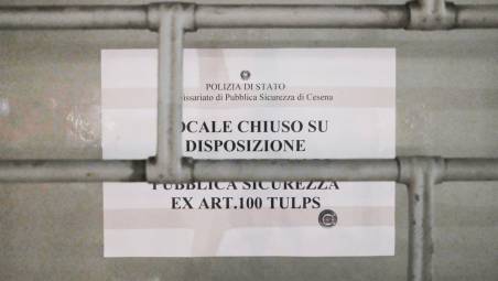Bivacchi, sporcizia e clienti pregiudicati: chiuso per dieci giorni un negozio a Cesena