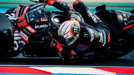 Marco Bezzecchi durante le primissime fasi del Gran Premio di Ungheria prima che venisse buttato fuori pista dal “fuoco amico” di Martin