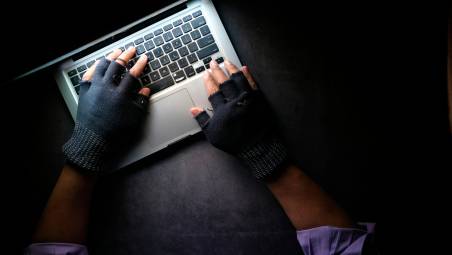 Forlì, usa falsi profili femminili per adescare minorenni: agli arresti domiciliari per materiale pedopornografico