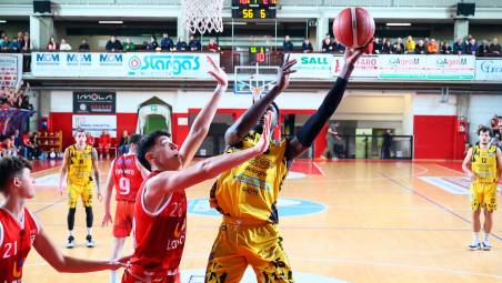 Anaekwe in maglia Virtus contro l’Andrea Costa - foto MMPH