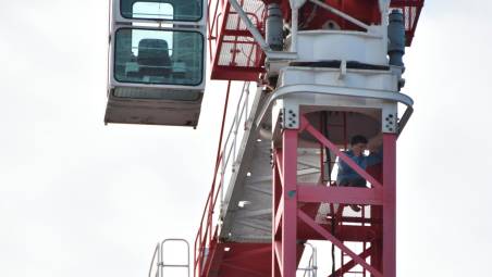 Il 27enne sulla gru nel cantiere ai Portici