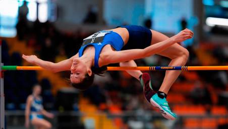 A sinistra una spettacolare immagine di Marta Morara agli Assoluti indoor di Ancona, a destra una rincorsa della 27enne imolese con la maglia azzurra