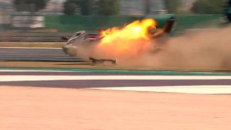 Paura a Misano al Gt World Challenge Sprint Cup, pauroso incidente e auto in fiamme