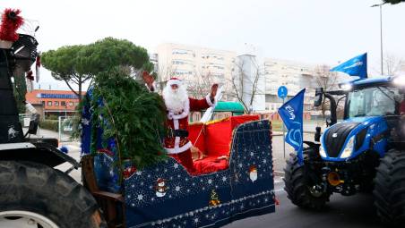 L’arrivo di Babbo Natale in trattore all’ospedale FOTO MMPH