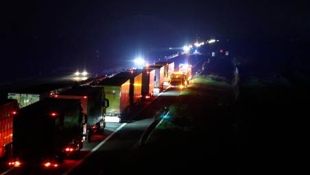 Il traffico bloccato e alcuni dei veicoli coinvolti nell’incidente (fotoservizio Gianmaria Zanotti)