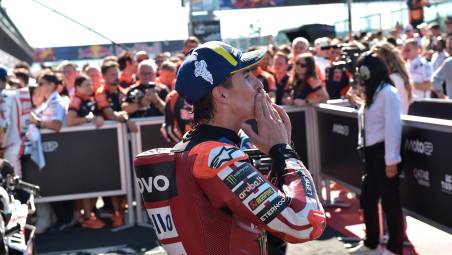 Marc Marquez manda baci al pubblico di Misano dopo la vittoria (Fini)