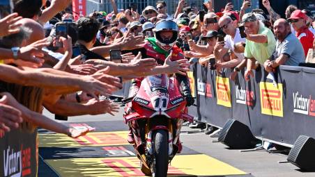 Superbike, l’inarrestabile Bulega cala il tris anche a Misano / VIDEO