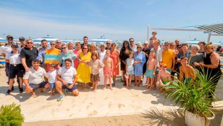 “I nostri mille anni nella stessa spiaggia a Riccione”: premiate 15 famiglie innamorate della Riviera