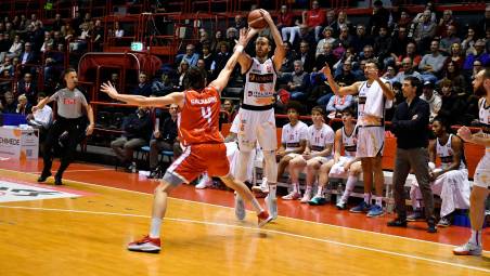 Coach Martino osserva Gazzotti al tiro (Blaco)