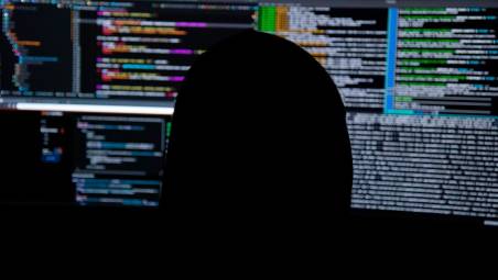 Rimini, adesca un uomo sui social, poi lo ricatta e gli chiede 3mila euro: 18enne denunciato