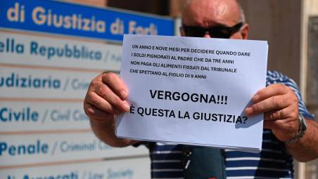 Il volantino distribuito ieri mattina davanti al Tribunale di Forlì (foto Fabio Blaco)