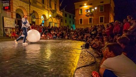 Uno degli spettacoli della passata edizione della Notte Saracena a Mercato