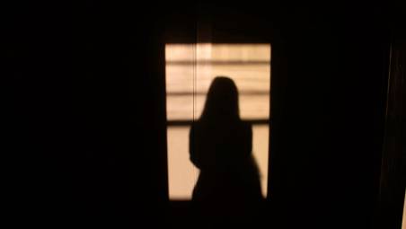 Rimini, “voglio uccidermi”. Si siede sul davanzale al quarto piano e chiama la Polizia: gli agenti salvano la ragazza