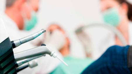 Rimini. Perde sei denti sani dopo le cure dal dentista: alla paziente oltre 21mila per i danni
