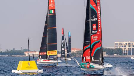 Luna Rossa e New Zealand durante una regata di flotta a Jeddah