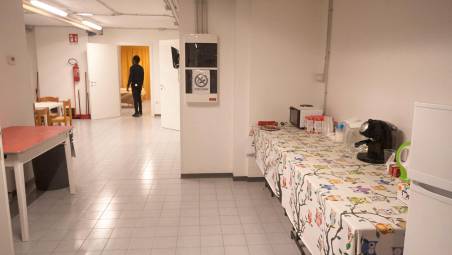 L’interno del dormitorio di via Torre