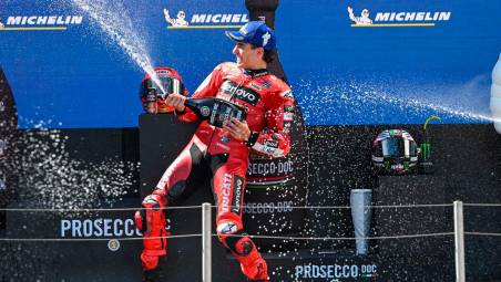 MotoGp, Marquez trionfa nella Sprint in Indonesia e sale in vetta alla classifica, subito out Bezzecchi