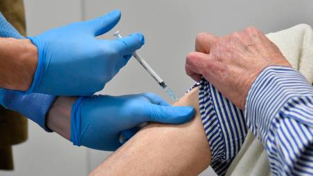 Il medico fingeva di inoculare il vaccino ai pazienti al costo di 250 euro: sul portale dell’Ausl poi ne certificava comunque la somministrazione