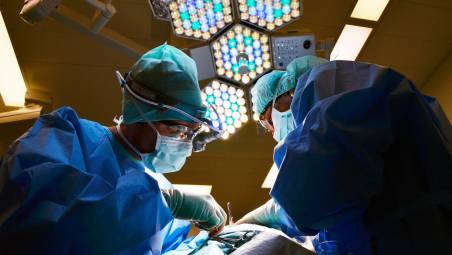 Ravenna: «Rovinata dal chirurgo plastico». Ragazza fa causa a medico e anestesista