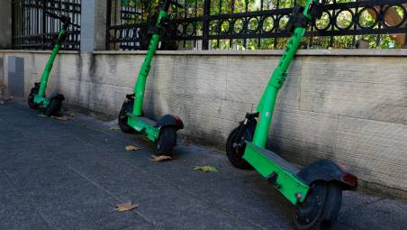 Forlì, 16 sequestri e linea dura contro monopattini e bici elettriche: “I portici non sono una pista”