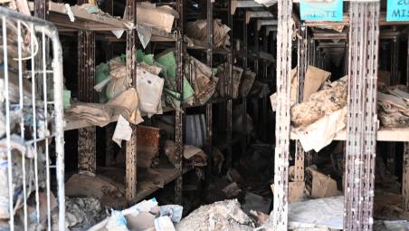 I documenti dell’archivio comunale danneggiati dall’alluvione del 2023 (foto Fabio Blaco)
