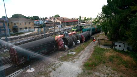 Ravenna, si scontrano un locomotore e un treno merci: due vagoni ribaltati VIDEOGALLERY