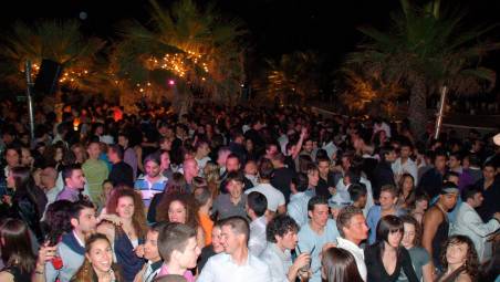 Ragazzi in discoteca