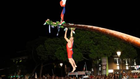 Matteo Abbondanza in cima al palo