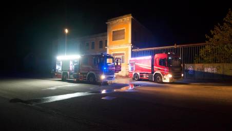 Ravenna, tre roghi negli ex magazzini abbandonati: è allarme sicurezza in Darsena Nord