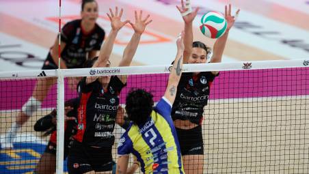 Un attacco di Martina Bracchi contro il muro a due di Perugia