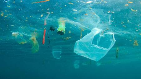 Plastica in mare, uno dei problemi più gravi causati dall’inquinamento