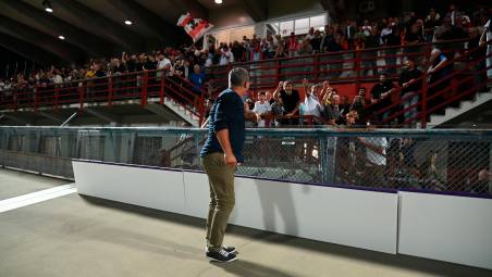 Il tecnico Alessandro Miramari saluta i tifosi della tribuna dello stadio Tullo Morgagni di Forlì (foto Fabio Blaco)