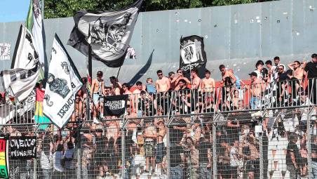 I tifosi del Cesena presenti nella passata stagione allo stadio Martelli di Mantova (foto Rega)