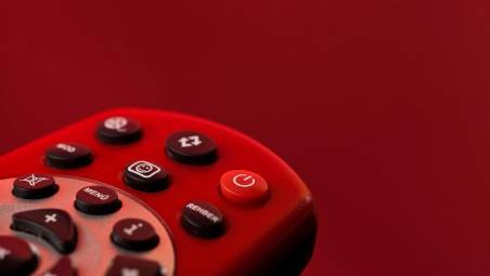 L’uomo era accusato di avere scagliato il telecomando contro la moglie