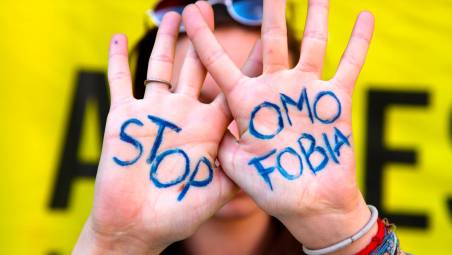 Prof denuncia appellativi omofobi rivolti a lui da una studentessa