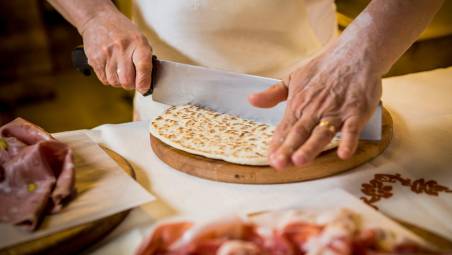 Riccione, ruba l’incasso della piadineria e scappa in bici col registratore di cassa: arrestato dai Carabinieri
