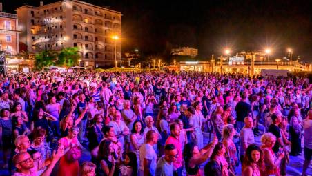 Dopo il divorzio con Linus e Radio Deeejay, Riccione rilancia l’alleanza con Rtl 102.5