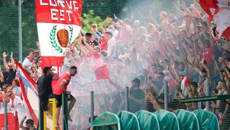 Un’immagine dei tifosi biancorossi in trasferta a Pesaro