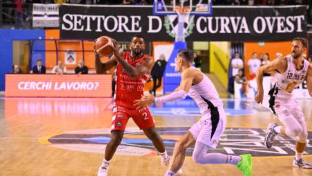 Derrick Marks in azione a Udine