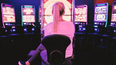 Emilia-Romagna, calo delle sale giochi, cresce l’online. Gli operatori: «Tutelate la rete legale»