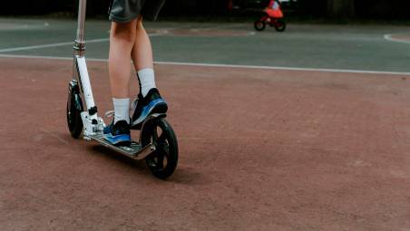 Rimini, ruba il monopattino e 25 euro a un 15enne: la Polizia rintraccia e arresta un rapinatore di appena 19 anni