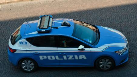 Forlì. Fugge all’alt della Polizia e dopo un inseguimento si schianta contro un’altra auto. Arrestato un faentino