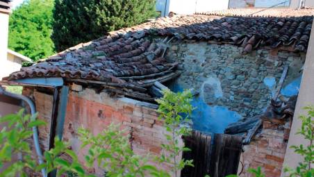 Il tetto della casa semi crollato