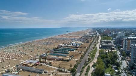 La spiaggia di Rimini e Gianluca De Angelis, ricercatore Ires, Istituto ricerche economiche e sociali che fa capo alla Cgil