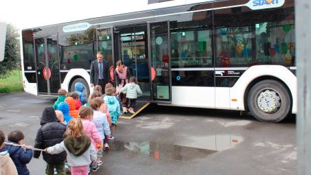 I bimbi e le bimbe dell’asilo Baby Birba sull’autobus Start portato da Grilli