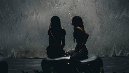 Rimini, donna a processo per maltrattamenti alla compagna: “Ma sono io la vittima della mia ex”