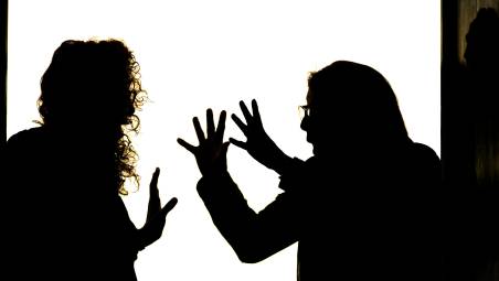Meldola, violento diverbio tra due ragazze in un locale: scatta la denuncia per lesioni personali