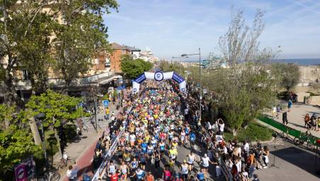 Il lungo cordone di partecipanti al via della Rimini Marathon foto claudio zamagni