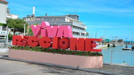 Scritte “Viva Riccione” per trasformare i selfie in promozione