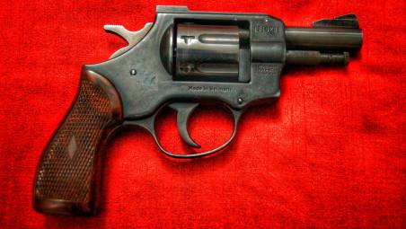 Lugo, vede i poliziotti e getta a terra una pistola nascosta in una busta: minorenne arrestato